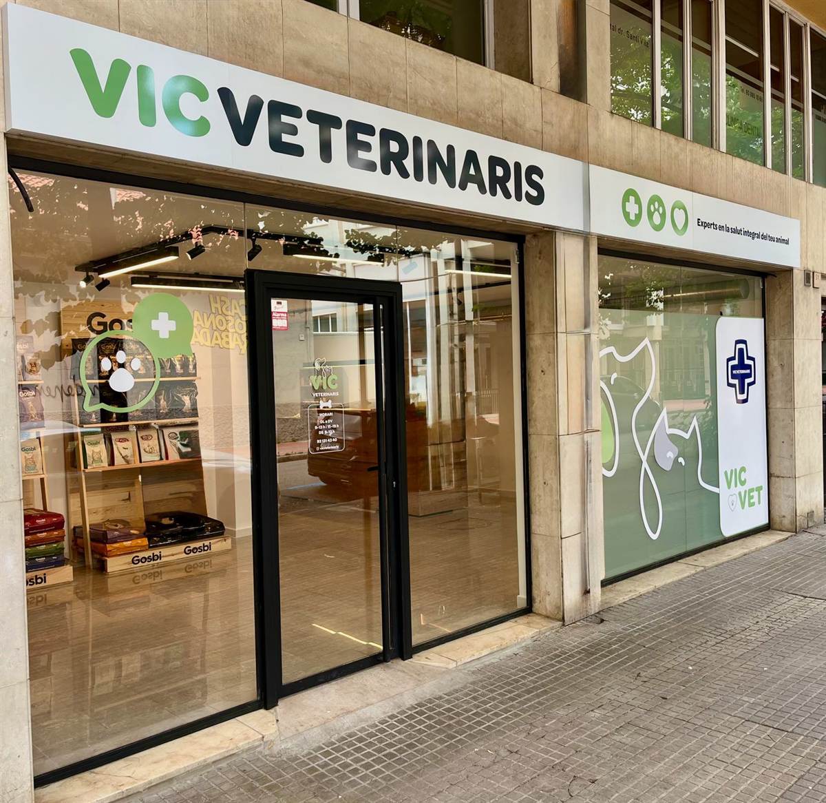 Façana i entrada de Vic Veterinaris al carrer Bisbe Morgades de Vic