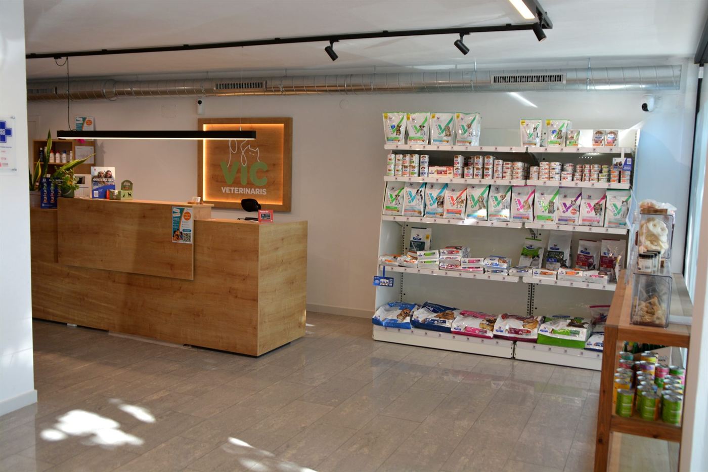 Recepció de Vic Veterinaris amb el taulell i la botiga especialitzada